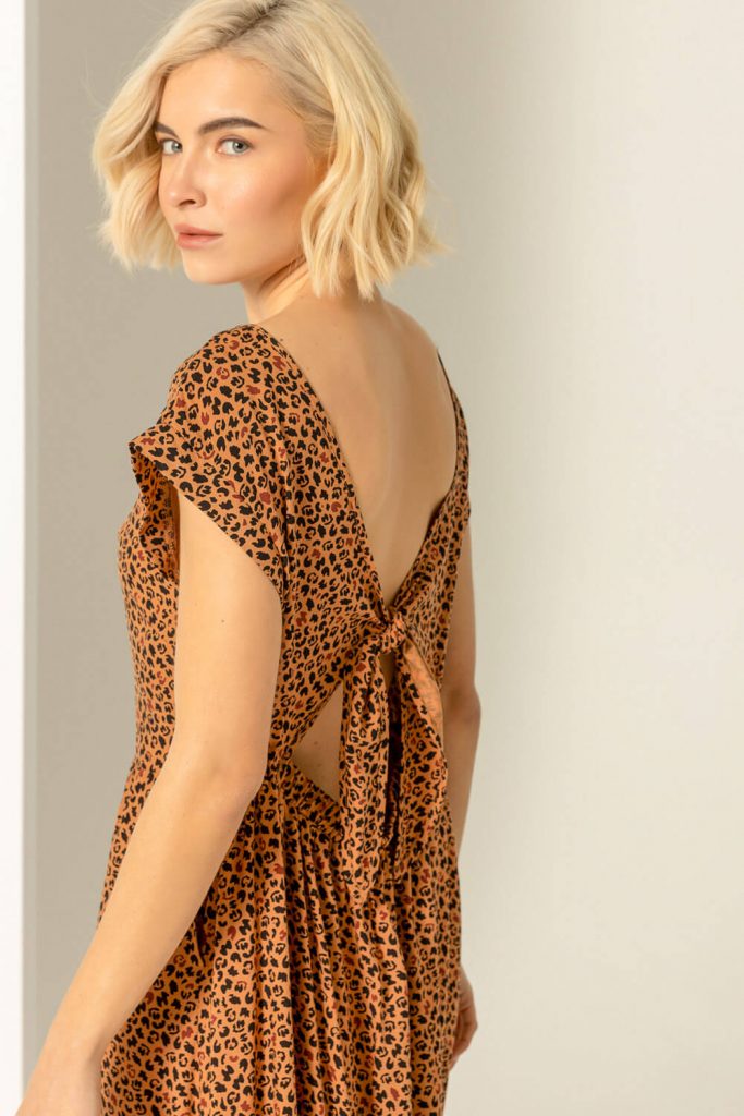 fashion concept: ξανθιά κοπέλα με animal print φόρεμα για το καλοκαίρι του 2021